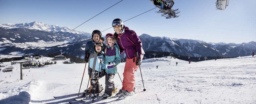 Familie beim Skifahren in Flachau, Ski amadé Österreich
